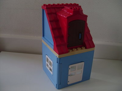 Blauw huis met rood dak