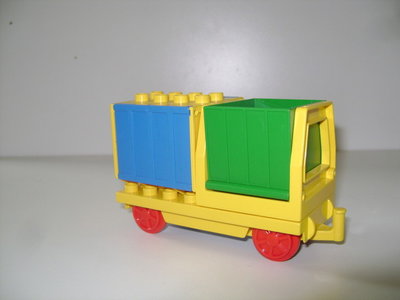 Wagon met groene kiepcontainer met blauwe container