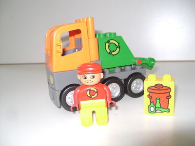 Oranje vuilniswagen met groene container