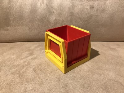 Rode kiepcontainer in geel frame