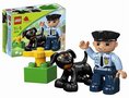 Politieman-met-zwarte-blauw-uniform-en-pet-(nieuw-model)