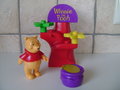 Winnie-de-Poeh-met-rode-boom-en-honingpot