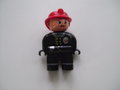 Brandweerman met uniform en rode helm met snor