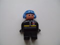Brandweerman met uniform met blauwe helm