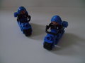 Blauwe-politiemotor-met-politieagent