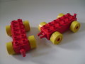 Rode aanhanger met gele wielen