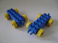 Blauwe aanhanger met gele wielen
