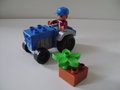 Blauw grijze tractor/trekker met boer