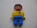Man-met-een-gele-trui-met-tennisracket-afbeelding-en-blauwe-broek