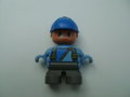 Jongen met bouwvakkershelm / blauwe pet / helm / cape