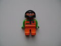 Coureur-Racer-met-zwarte-helm-en-oranje-groen-uniform