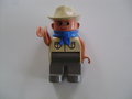 Cowboy met beige cowboyhoed met blauw sjaaltje