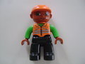 Donkergekleurd-werkman-met-oranje-veiligheidsvestje-en-oranje-helm