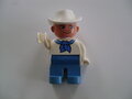 Cowboy met witte cowboyhoed met blauw sjaaltje