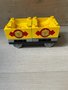 Aanhangwagen-voor-de-trein-met-2-gele-laadbakken