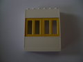 Wit-huisdeel-met-2-gele-vensters
