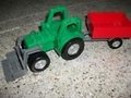 Groene tractor / trekker met aanhangwagen en schep (i.g.s.) 