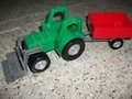 Groene-tractor-trekker-met-aanhangwagen-en-schep-(i.g.s.)