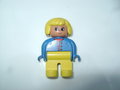 Vrouw-met-een-blauw-vest-en-een-gele-broek-blonde-haren