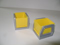 Gele-kiepcontainer-in-grijs-frame