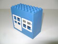 Blauw huisje met witte deur en raam