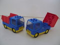 Blauwe-vrachtwagen-met-rode-kiepbak