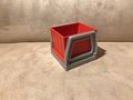 Rode kiepcontainer in grijs frame