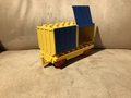 Wagon met 2 blauwe containers