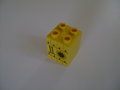 2e-Hands-geel-4-puntsblokje-met-opdruk-van-een-kist
