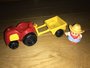 Fisher-Price Little People rode tractor/trekker met geel aanhangwagentje_7