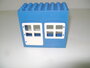 Blauw huisje met witte deur en raam_7