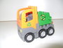 Oranje vuilniswagen met groene container_7