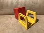 Rode kiepcontainer in geel frame_7